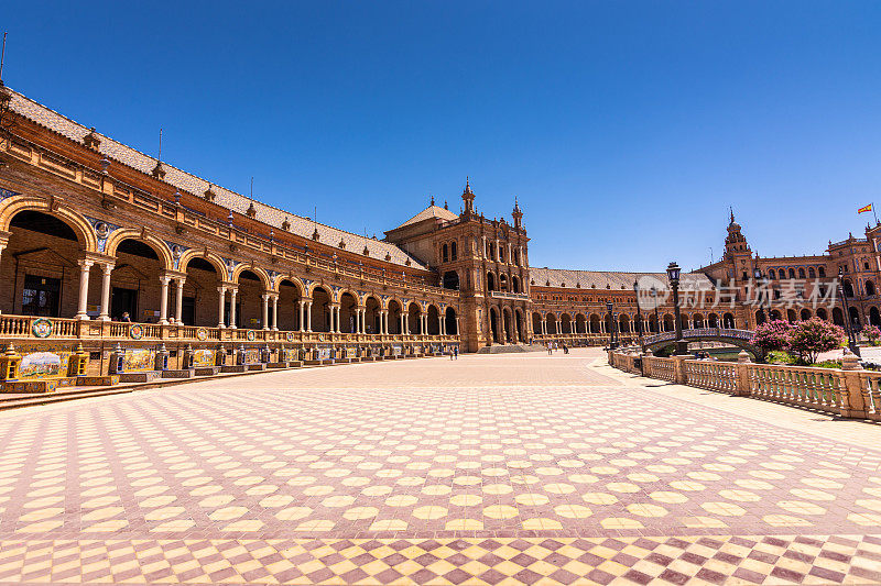 西班牙塞维利亚(Seville) España广场上贴着瓷砖的省级凹室